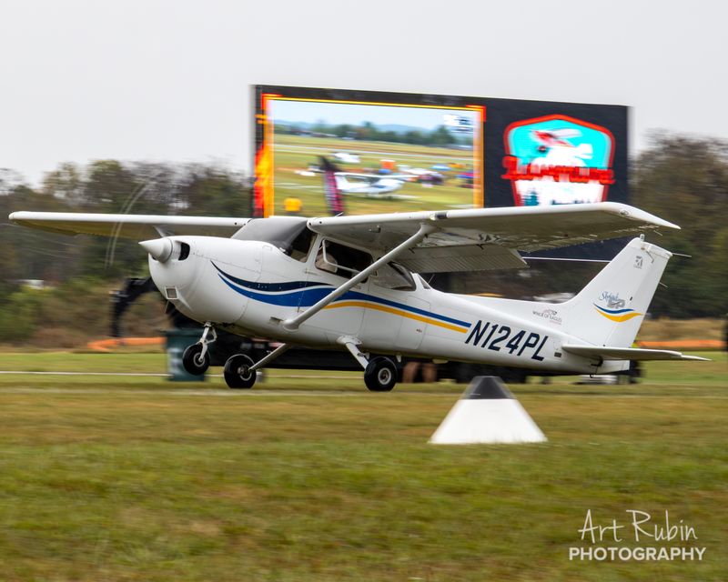 Race 124 · Scott Swope · Cessna 172S N124PL in front of the LED wall