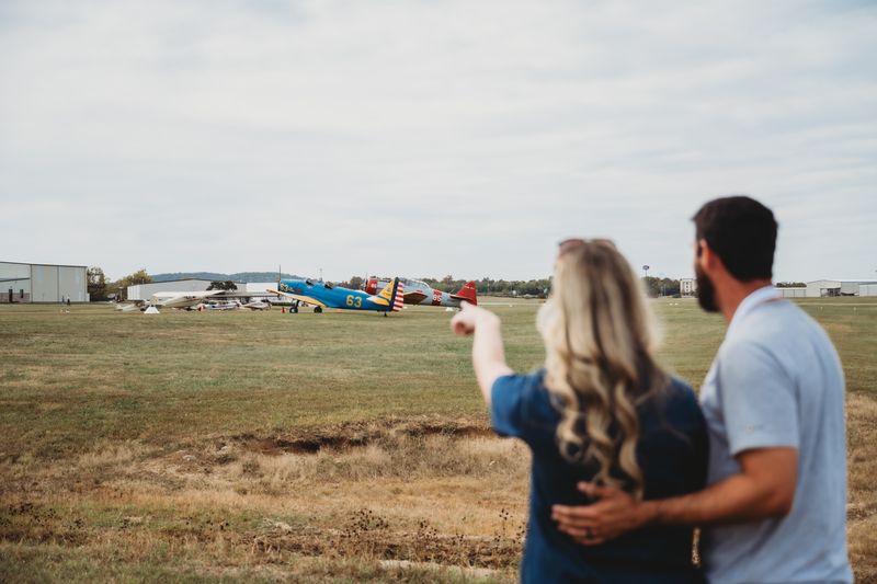 Fans pointing out the next aircraft on the course