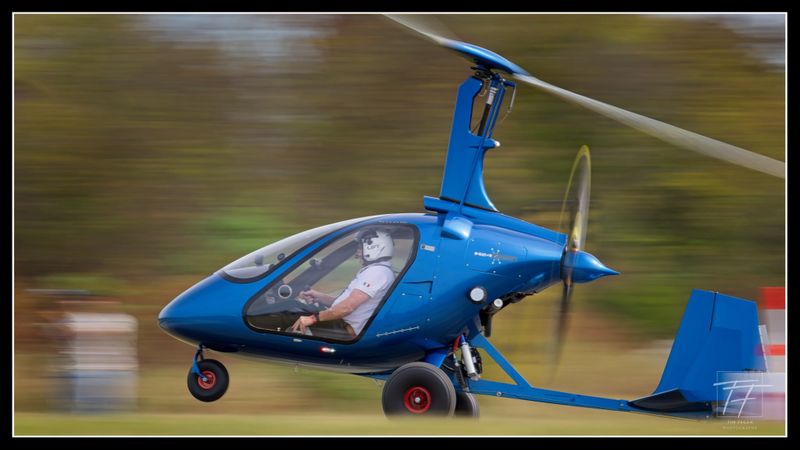 Race 86 · Bobby Tishaw · Magni M24 gyroplane N128TM low over the grass